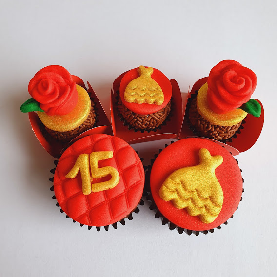 Mini Cupcakes e Brigadeiros Decorados – A Bela e A Fera 15 Anos