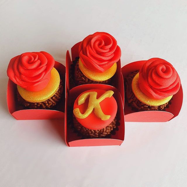 Brigadeiros Decorados – Iniciais e Rosa 15 Anos A Bela e a Fera