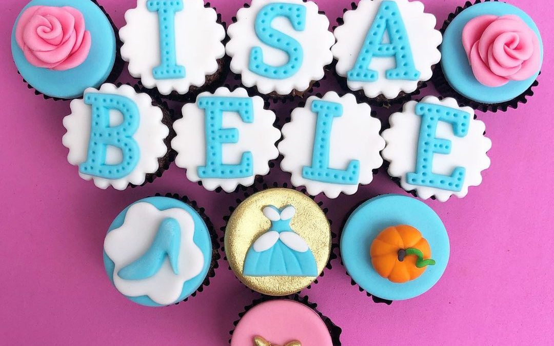 Mini Cupcake Decorado – Tema Cinderela + Letras Nome: Isabele