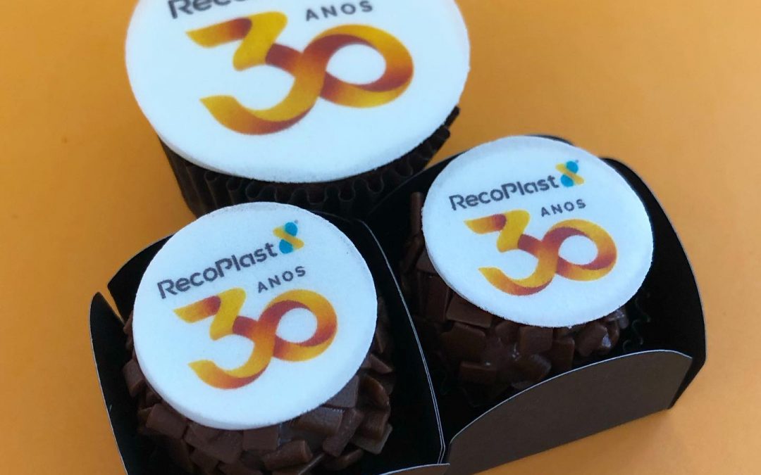 Brigadeiros e Cupcakes Personalizados 30 Anos Empresa – Tema Corporativo