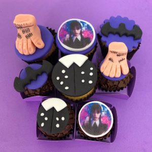 Mini Cupcakes e Brigadeiros Decorados - Tema Wandinha